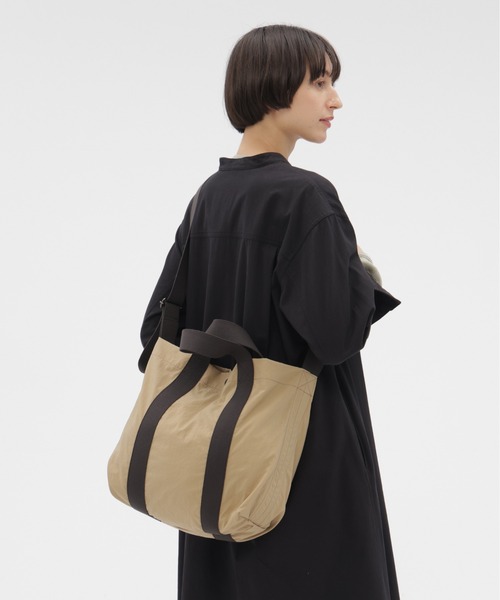 MHL.（エムエイチエル）の「WORN NYLON CANVAS（ショルダーバッグ・レディース・ベージュ/チャコール・FREE）」の9枚目の写真