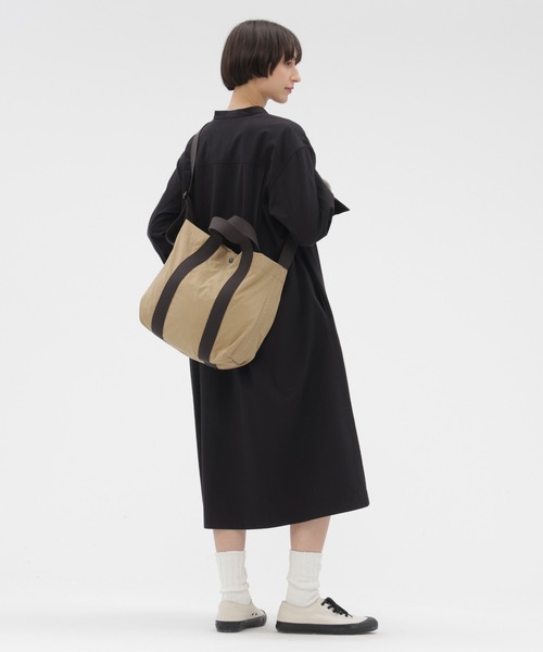 MHL.（エムエイチエル）の「WORN NYLON CANVAS（ショルダーバッグ・レディース・ベージュ/チャコール・FREE）」の10枚目の写真