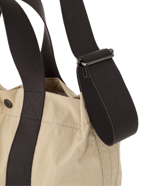 MHL.（エムエイチエル）の「WORN NYLON CANVAS（ショルダーバッグ・レディース・ベージュ/チャコール・FREE）」の14枚目の写真