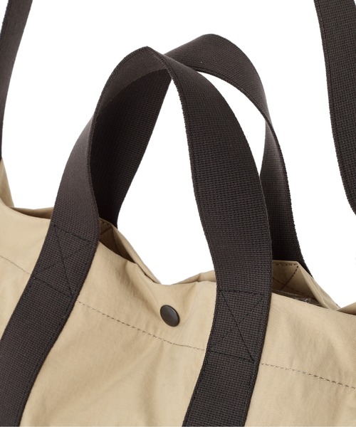 MHL.（エムエイチエル）の「WORN NYLON CANVAS（ショルダーバッグ・レディース・ベージュ/チャコール・FREE）」の15枚目の写真