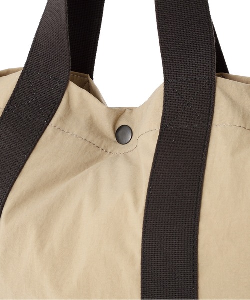 MHL.（エムエイチエル）の「WORN NYLON CANVAS（ショルダーバッグ・レディース・ベージュ/チャコール・FREE）」の16枚目の写真