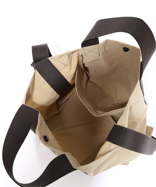 MHL.（エムエイチエル）の「WORN NYLON CANVAS（ショルダーバッグ・レディース・ベージュ/チャコール・FREE）」の19枚目の写真