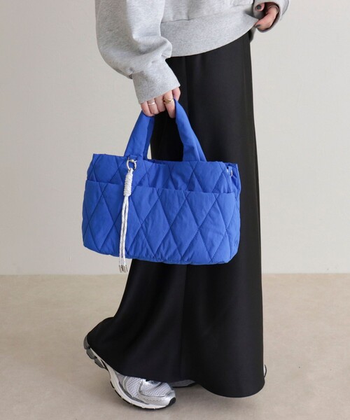 fredy emue（フレディエミュ）の「キルティング3ROOMトートバッグ（ショルダーバッグ・レディース・アイボリー/シルバー/チャコールグレー/ブルー/ブラック・FREE）」の4枚目の写真