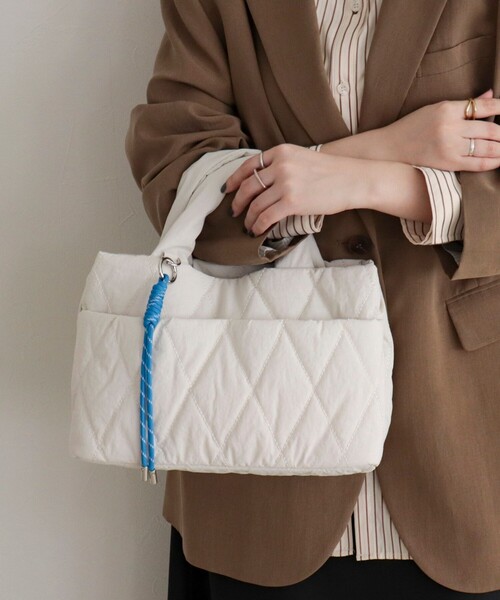 fredy emue（フレディエミュ）の「キルティング3ROOMトートバッグ（ショルダーバッグ・レディース・アイボリー/シルバー/チャコールグレー/ブルー/ブラック・FREE）」の2枚目の写真