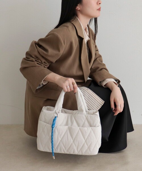 fredy emue（フレディエミュ）の「キルティング3ROOMトートバッグ（ショルダーバッグ・レディース・アイボリー/シルバー/チャコールグレー/ブルー/ブラック・FREE）」の6枚目の写真