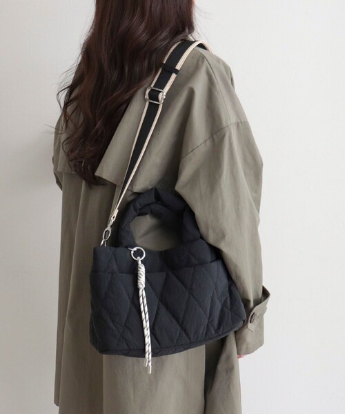fredy emue（フレディエミュ）の「キルティング3ROOMトートバッグ（ショルダーバッグ・レディース・アイボリー/シルバー/チャコールグレー/ブルー/ブラック・FREE）」の11枚目の写真