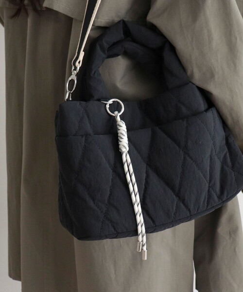 fredy emue（フレディエミュ）の「キルティング3ROOMトートバッグ（ショルダーバッグ・レディース・アイボリー/シルバー/チャコールグレー/ブルー/ブラック・FREE）」の12枚目の写真