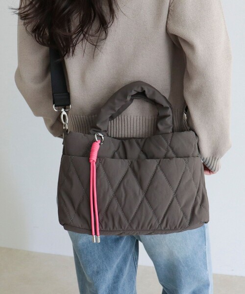 fredy emue（フレディエミュ）の「キルティング3ROOMトートバッグ（ショルダーバッグ・レディース・アイボリー/シルバー/チャコールグレー/ブルー/ブラック・FREE）」の14枚目の写真