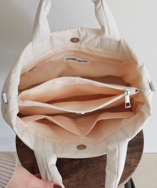 fredy emue（フレディエミュ）の「キルティング3ROOMトートバッグ（ショルダーバッグ・レディース・アイボリー/シルバー/チャコールグレー/ブルー/ブラック・FREE）」の17枚目の写真