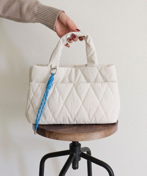 fredy emue（フレディエミュ）の「キルティング3ROOMトートバッグ（ショルダーバッグ・レディース・アイボリー/シルバー/チャコールグレー/ブルー/ブラック・FREE）」の19枚目の写真