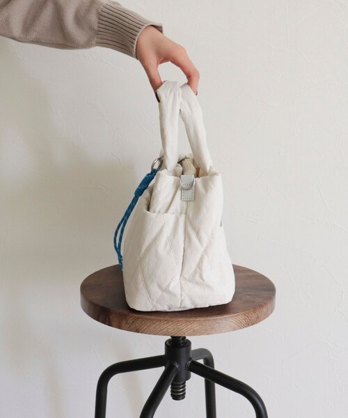 fredy emue（フレディエミュ）の「キルティング3ROOMトートバッグ（ショルダーバッグ・レディース・アイボリー/シルバー/チャコールグレー/ブルー/ブラック・FREE）」の20枚目の写真