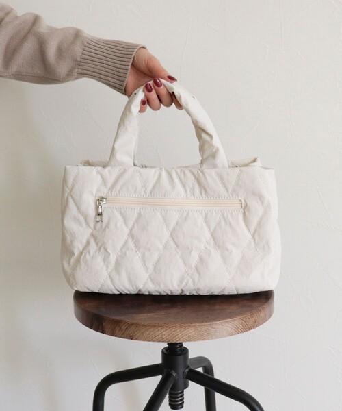 fredy emue（フレディエミュ）の「キルティング3ROOMトートバッグ（ショルダーバッグ・レディース・アイボリー/シルバー/チャコールグレー/ブルー/ブラック・FREE）」の21枚目の写真