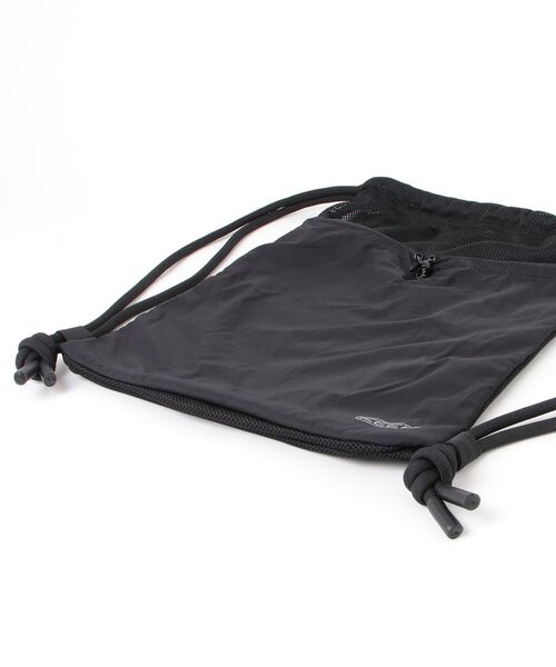 KEEN（キーン）の「MESH NYLON KNAPSACK / メッシュ ナイロン ナップサック（バックパック/リュック・メンズ・ブラック・OS）」の3枚目の写真