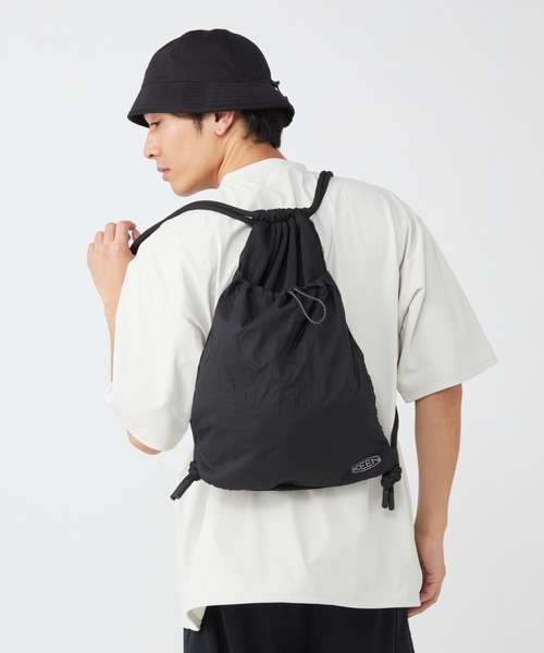 KEEN(キーン)の「MESH NYLON KNAPSACK / メッシュ ナイロン ナップサック(バックパック/リュック・メンズ・ブラック・OS)」の1枚目の写真