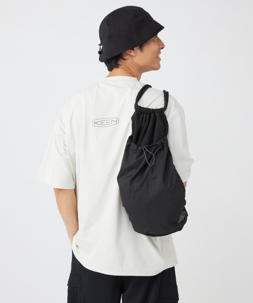 KEEN(キーン)の「MESH NYLON KNAPSACK / メッシュ ナイロン ナップサック(バックパック/リュック・メンズ・ブラック・OS)」の7枚目の写真