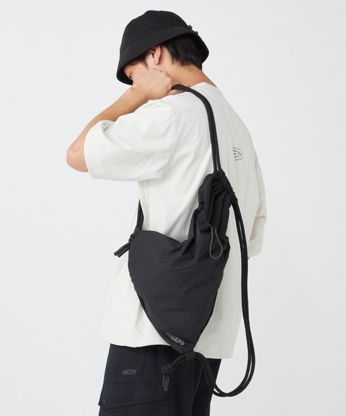KEEN(キーン)の「MESH NYLON KNAPSACK / メッシュ ナイロン ナップサック(バックパック/リュック・メンズ・ブラック・OS)」の8枚目の写真