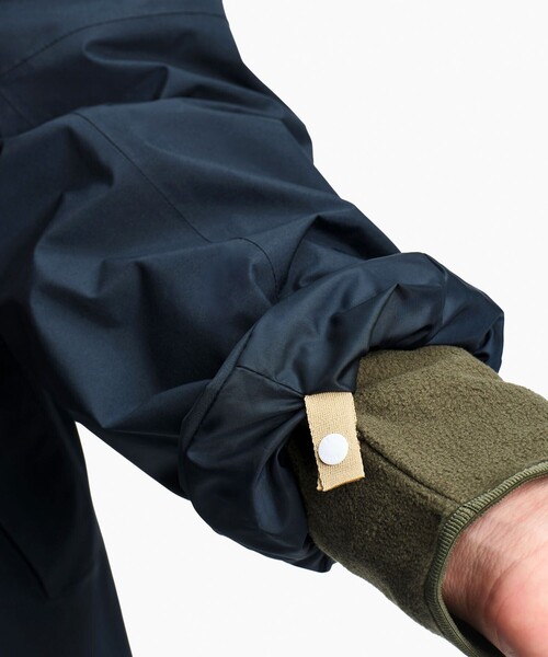 AIGLE(エーグル)の「GORE-TEX ゴアテックス 防風 防水 透湿 2レイヤー ジャケット T-KIT(マウンテンパーカー・メンズ・グレイッシュブルー/ダークネイビー・M/S/XL/L)」の13枚目の写真