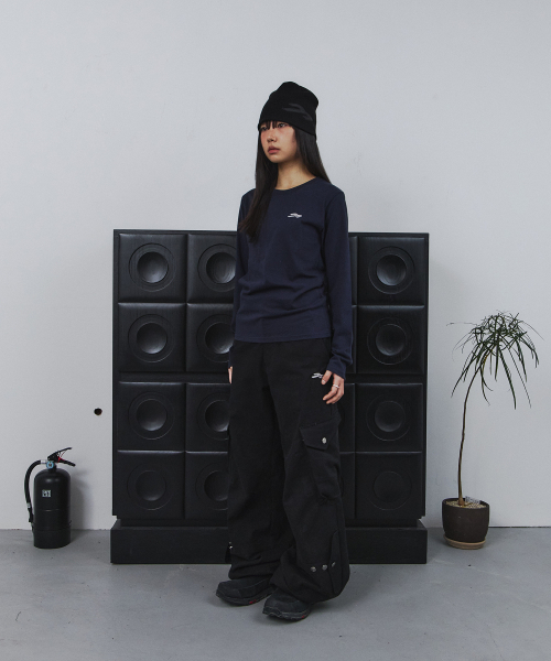 TANSANMAGNESIUM(タンサン マグネシウム)の「クロスアプリケロングスリーブ(ネイビー)(Tシャツ/カットソー・レディース・その他・1/2)」の3枚目の写真