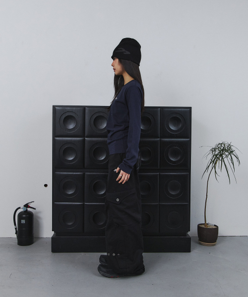 TANSANMAGNESIUM(タンサン マグネシウム)の「クロスアプリケロングスリーブ(ネイビー)(Tシャツ/カットソー・レディース・その他・1/2)」の4枚目の写真