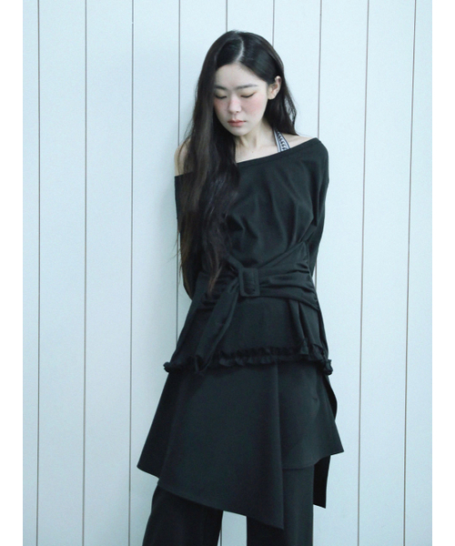 BUCKLE OFF-SHOULDER T-SHIRT(BLACK)