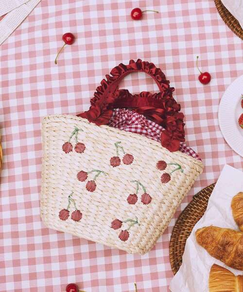 Maison de FLEUR(メゾンドフルール)の「チェリー刺繍メイズカゴバッグ(ハンドバッグ・レディース・レッド・FREE)」の2枚目の写真