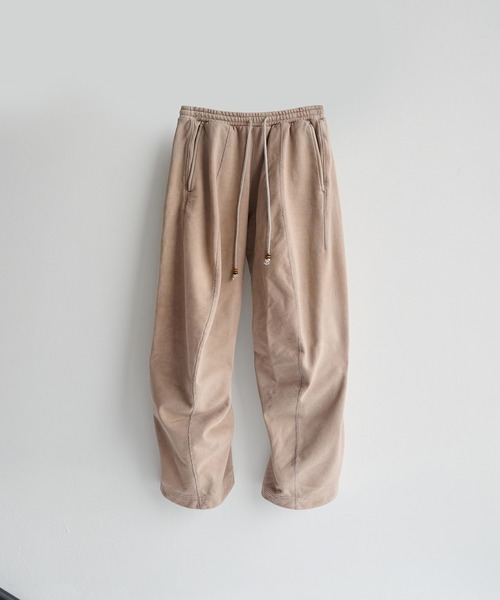 NVRFRGT(ネヴァーフォーゲット)の「Curved Leg Lounge Pants(スウェットパンツ・メンズ・ライトベージュ/ブラック・3/2/1)」の1枚目の写真