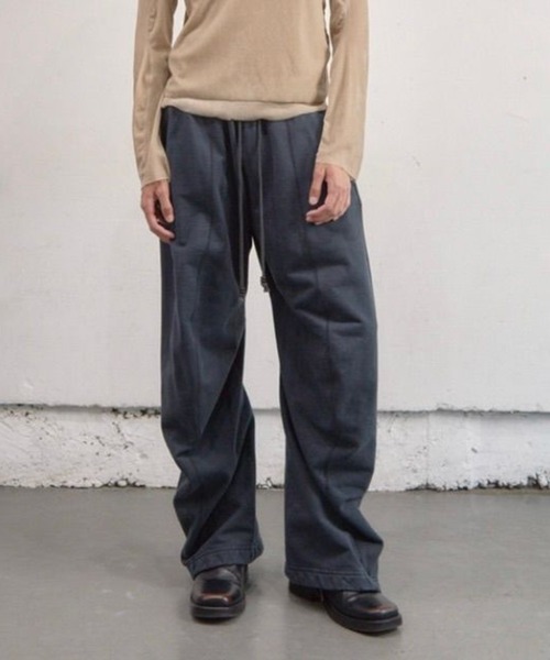 NVRFRGT(ネヴァーフォーゲット)の「Curved Leg Lounge Pants(スウェットパンツ・メンズ・ライトベージュ/ブラック・3/2/1)」の2枚目の写真