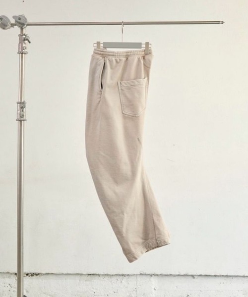 NVRFRGT(ネヴァーフォーゲット)の「Curved Leg Lounge Pants(スウェットパンツ・メンズ・ライトベージュ/ブラック・3/2/1)」の4枚目の写真