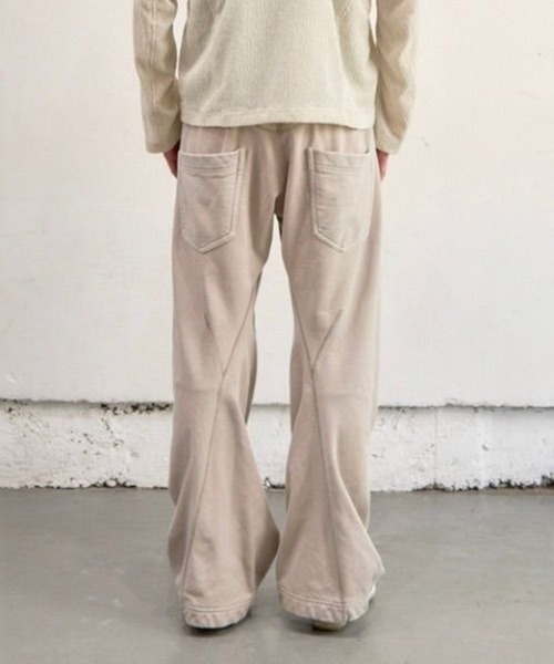 NVRFRGT(ネヴァーフォーゲット)の「Curved Leg Lounge Pants(スウェットパンツ・メンズ・ライトベージュ/ブラック・3/2/1)」の6枚目の写真