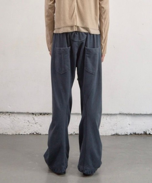 NVRFRGT(ネヴァーフォーゲット)の「Curved Leg Lounge Pants(スウェットパンツ・メンズ・ライトベージュ/ブラック・3/2/1)」の5枚目の写真