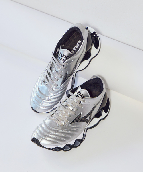 MIZUNO(ミズノ )の「MIZUNO WAVE PROPHECY MORELIA NEO 94875S:スニーカー(スニーカー・レディース・シルバー・23cm/23.5cm/24cm/24.5cm/25cm/25.5cm)」の2枚目の写真