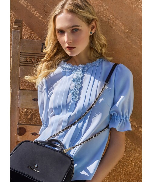 TOCCA（トッカ）の「CHARMING DAISY ブラウス（シャツ/ブラウス・レディース・アイボリー系/スカイブルー系/ネイビー系・0/4）」の2枚目の写真