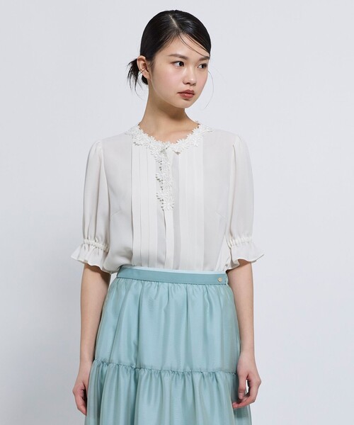 TOCCA（トッカ）の「CHARMING DAISY ブラウス（シャツ/ブラウス・レディース・アイボリー系/スカイブルー系/ネイビー系・0/4）」の4枚目の写真