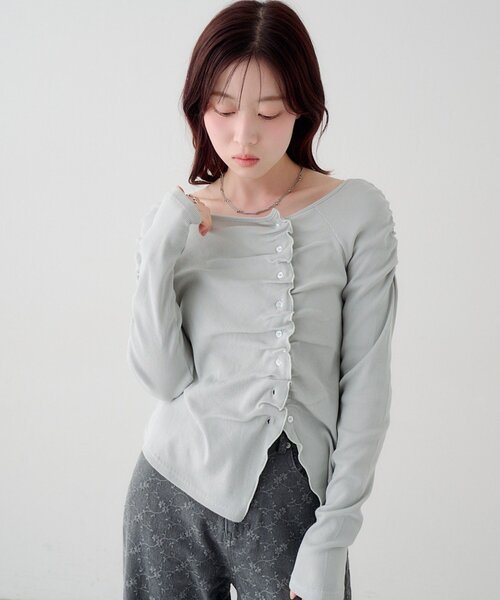 Kastane(カスタネ)の「【無地&ボーダー】ギャザーテレコカーディガン(Tシャツ/カットソー・レディース・ブラック/サックスブルー/アイボリー/チャコールグレー/オフホワイト・FREE)」の5枚目の写真