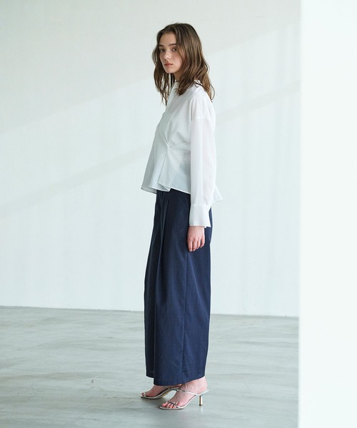 N.O.R.C(ノーク)の「ブライトローン撥水フレアパンツ【AIRY MOTION】(スラックス・レディース・ベージュ/ネイビー・S/M)」の3枚目の写真