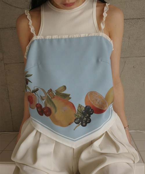 Ameri(アメリ)の「MEDI FRUIT SCARF PATTERN CAMI TOP(キャミソール・レディース・ブラウン/ブルー/アイボリー/ブラック・FREE)」の4枚目の写真