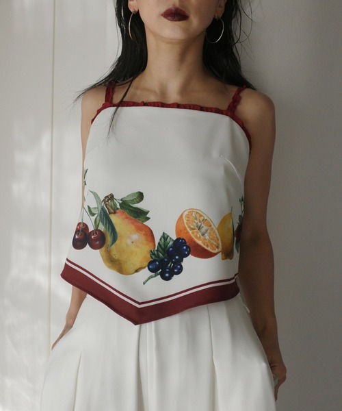 Ameri(アメリ)の「MEDI FRUIT SCARF PATTERN CAMI TOP(キャミソール・レディース・ブラウン/ブルー/アイボリー/ブラック・FREE)」の2枚目の写真