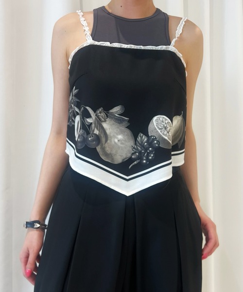 Ameri(アメリ)の「MEDI FRUIT SCARF PATTERN CAMI TOP(キャミソール・レディース・ブラウン/ブルー/アイボリー/ブラック・FREE)」の1枚目の写真