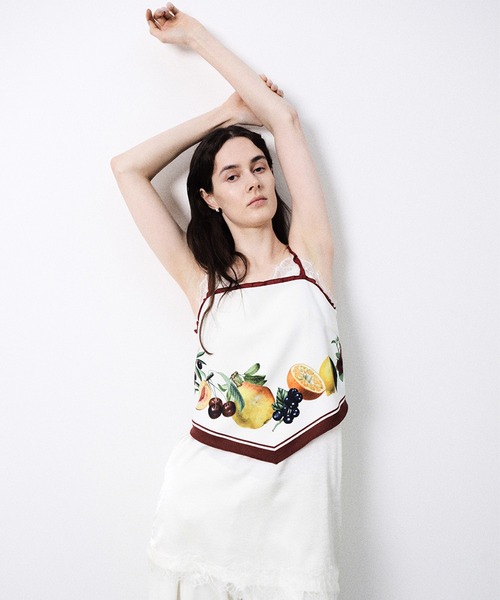 Ameri(アメリ)の「MEDI FRUIT SCARF PATTERN CAMI TOP(キャミソール・レディース・ブラウン/ブルー/アイボリー/ブラック・FREE)」の5枚目の写真