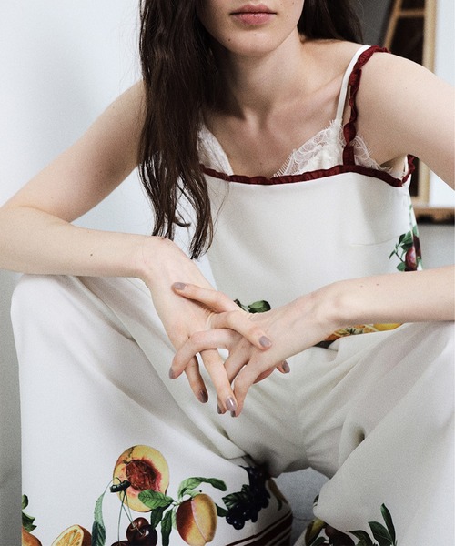 Ameri(アメリ)の「MEDI FRUIT SCARF PATTERN CAMI TOP(キャミソール・レディース・ブラウン/ブルー/アイボリー/ブラック・FREE)」の7枚目の写真