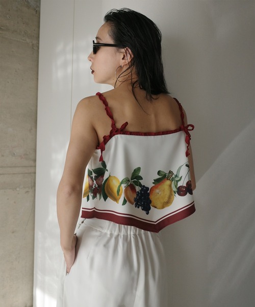 Ameri(アメリ)の「MEDI FRUIT SCARF PATTERN CAMI TOP(キャミソール・レディース・ブラウン/ブルー/アイボリー/ブラック・FREE)」の10枚目の写真