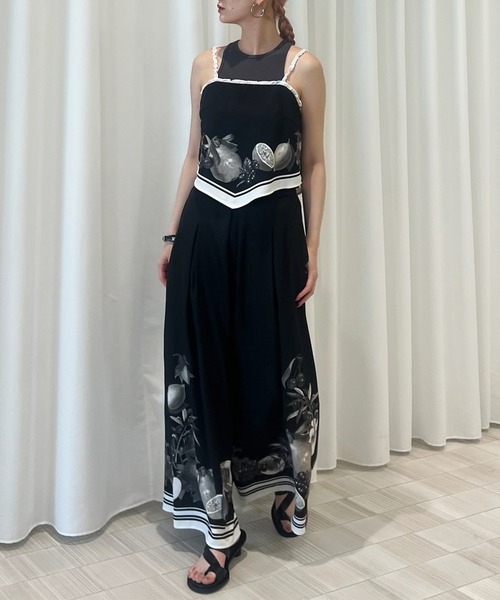 Ameri(アメリ)の「MEDI FRUIT SCARF PATTERN CAMI TOP(キャミソール・レディース・ブラウン/ブルー/アイボリー/ブラック・FREE)」の13枚目の写真
