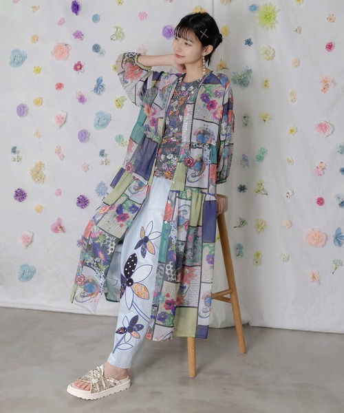 ScoLar(スカラー)の「ScoLar(スカラー) アートコラージュ柄 シャツワンピース(シャツワンピース・レディース・アイボリー/オフホワイト・MEDIUM)」の1枚目の写真