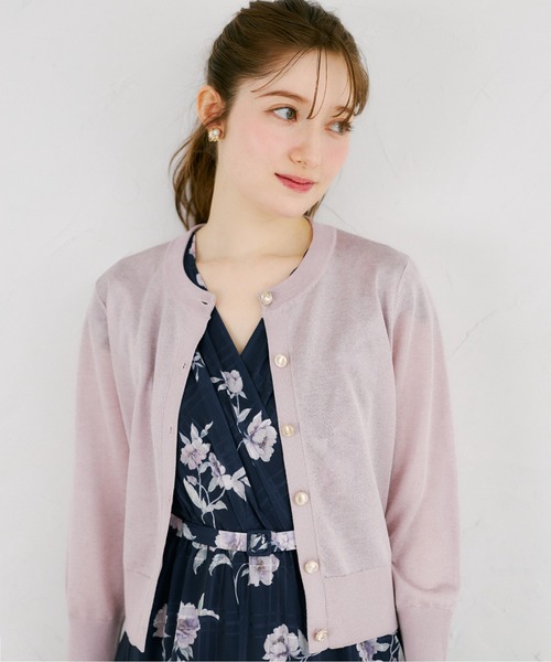 tocco closet(トッコ クローゼット)の「ゴールド釦ラメシアーニットカーディガン(カーディガン/ボレロ・レディース・ピンク/オフホワイト/グレイッシュブルー・M)」の1枚目の写真