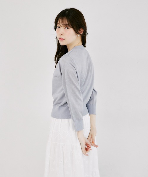tocco closet(トッコ クローゼット)の「ゴールド釦ラメシアーニットカーディガン(カーディガン/ボレロ・レディース・ピンク/オフホワイト/グレイッシュブルー・M)」の13枚目の写真