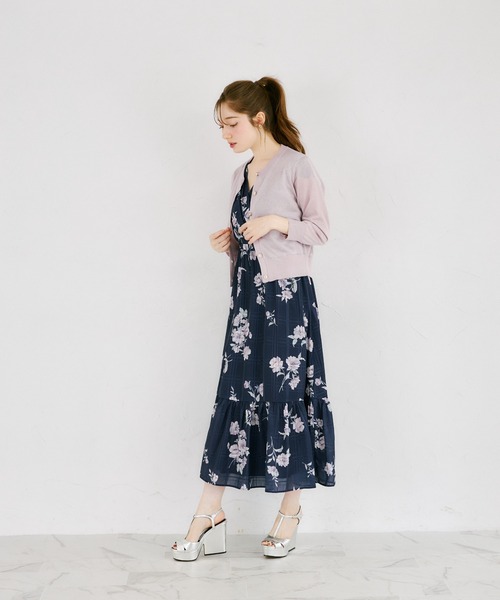 tocco closet(トッコ クローゼット)の「ゴールド釦ラメシアーニットカーディガン(カーディガン/ボレロ・レディース・ピンク/オフホワイト/グレイッシュブルー・M)」の16枚目の写真