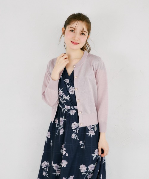 tocco closet(トッコ クローゼット)の「ゴールド釦ラメシアーニットカーディガン(カーディガン/ボレロ・レディース・ピンク/オフホワイト/グレイッシュブルー・M)」の17枚目の写真