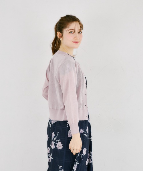 tocco closet(トッコ クローゼット)の「ゴールド釦ラメシアーニットカーディガン(カーディガン/ボレロ・レディース・ピンク/オフホワイト/グレイッシュブルー・M)」の18枚目の写真