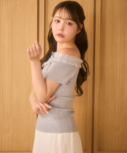 miune（ミューヌ）の「オフショルフリルニット（ニット/セーター・レディース・ホワイト/イエロー/ブルー/グレー・FREE）」の7枚目の写真