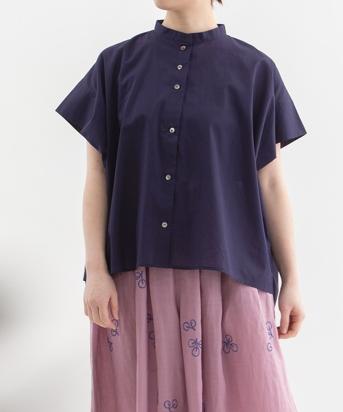 nop de nod(ノップドゥノッド)の「Cielタックショルダースタンドカラーシャツ(シャツ/ブラウス・レディース・ダークグリーン/オフホワイト/ダークブラウン/ネイビー/スモークピンク・3)」の4枚目の写真
